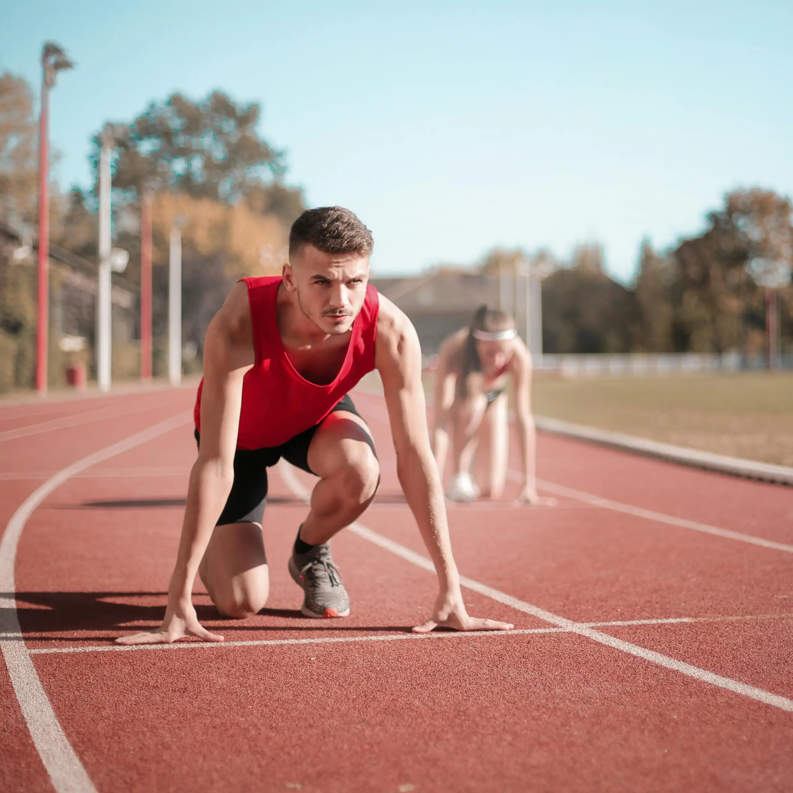 Un homme dans le starting blocks