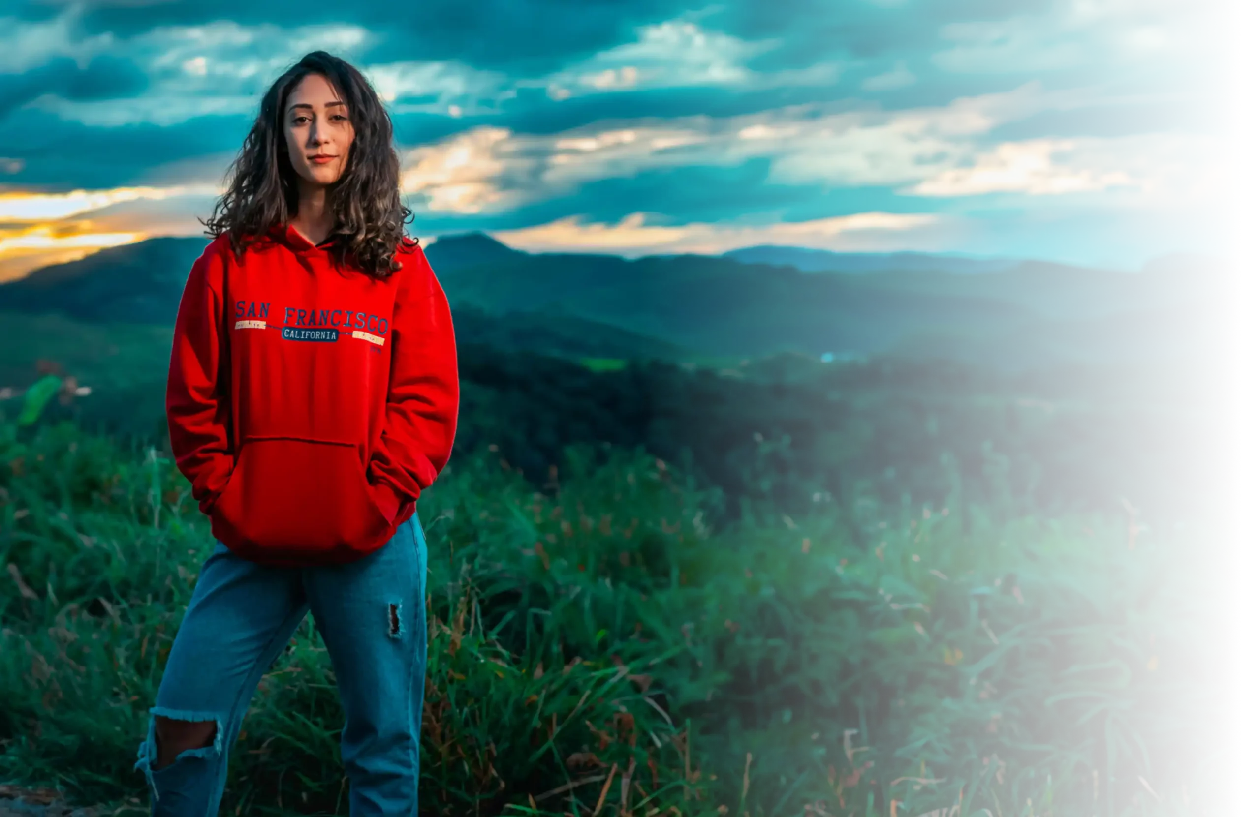 Une femme debout dans la campagne